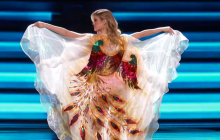 На сцене "Мисс Вселенная" россиянка показала средний палец: момент попал на видео