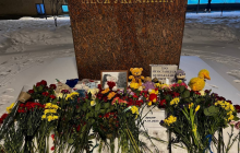 К памятнику Лесе Украинке в Москве принесли цветы и игрушки - на место вызвали полицию (фото)