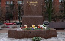 В России появляются стихийные мемориалы в память о жертвах ракетного удара в Днепре (фото)