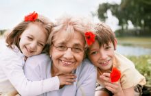 Бабушка, с днем рождения: самые теплые пожелания и красивые открытки
