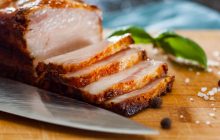 Нереальная вкуснятина: рецепт румяного сала с чесноком и горчицей