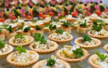 Тарталетки с крабовыми палочками, курицей или рыбой за 5 минут: рецепты быстрых закусок