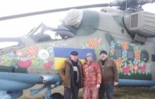 Яскравий бойовий птах: гелікоптер з петриківським розписом нищить росіян на фронті (відео)