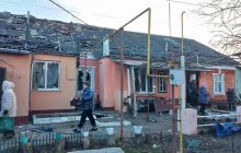 "Прилет" в дом, повреждения на железной дороге: россияне ударили по городу Ворожба (фото)