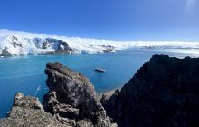 Украинский ледокол "Ноосфера" прибыл к полярникам на станции "Вернадского" (фото)