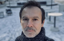 Вакарчук трогательно спел "Червону руту" под звуки взрывов в Бахмуте (видео)