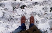 Обычный столовый уксус: лайфхак, как убрать пятна от соли на обуви