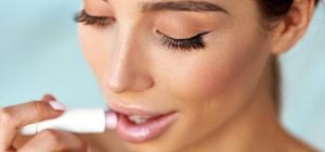 Помади відходять у минуле, адже цей тренд робить губи більшими без уколів