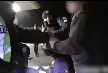 Місцевий депутат напав на копів у Рокитному: зірвав камеру, чинив опір, погрожував (відео)