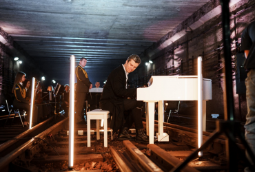 Євген Хмара зняв кліп у тунелі київського метрополітену у супроводі оркестру ЗСУ