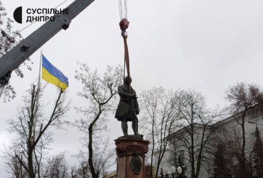 В Днепре демонтировали памятник Ломоносову (фото)