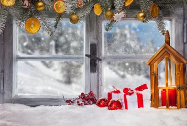 Бросают пудинг, прячут метлы и ужинают в KFC: 12 странных традиций на Рождество со всего мира