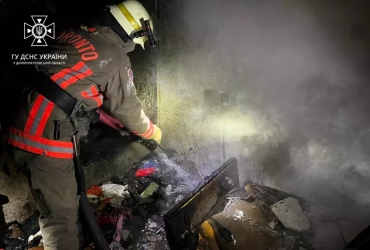 Смертельный пожар в Никополе: погибла маленькая девочка, двое детей в больнице (фото)