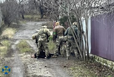 Допомагав вивозити українське зерно: СБУ затримала колаборанта на Харківщині (фото)