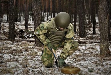На півночі Київщини українські захисники замінували танкодоступні ділянки (фото)