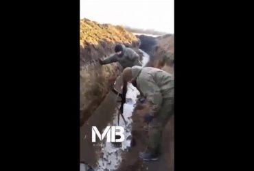 Ми тут повинні жити?: росіяни копають траншеї в льоду і істерять на адресу Путіна (відео)