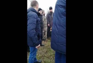 Набью тебе рожу кадилом : в РФ священник устроил скандал на похоронах (видео)