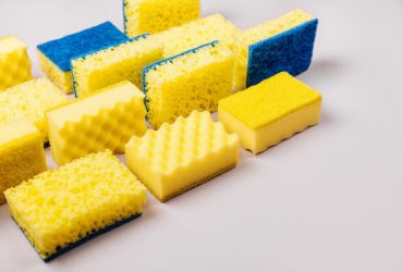 Эксперты советуют класть губку для мытья посуды в микроволновую печь: причина вас удивит