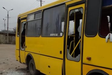 Російські окупанти вночі вдарили по Херсону: постраждав автопарк