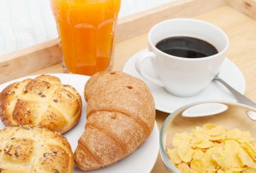 Названо продукти, які не можна їсти з кавою: ніяких сирників і круасанів