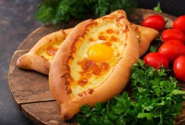 Які хачапурі більш традиційні і як приготувати по-аджарськи: секрети Грузії від шефа