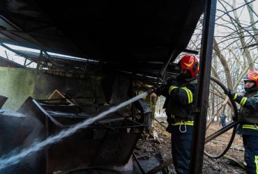 Рятувальники ліквідували наслідки нової атаки по Києву і поділилися деталями (фото)