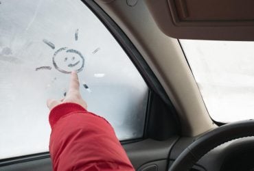 Почему запотевают стекла в машине: причины и быстрые методы решения проблемы