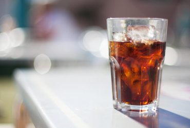 Від білокрилки і нагару: 7 несподіваних лайфхаків з кока-колою