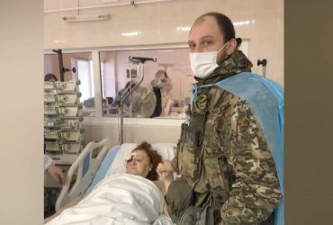 Фото с защитником Бахмута возле раненой мамы в Днепре облетело мир (видео)