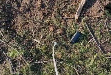 Украинский дрон эффектно затрофеил рацию оккупантов (видео)