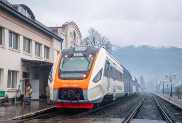 Росія завдала удару по залізниці, багато поїздів затримується: в УЗ опублікували список