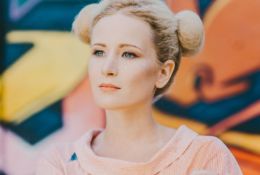 Російській співачці Монеточці обмалювали двері після антивоєнних висловлювань