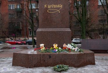 У Росії з'являються стихійні меморіали в пам'ять про жертв ракетного удару в Дніпрі (фото)