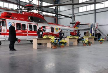 В Нежине попрощались со спасателями, погибшими в авиакатастрофе в Броварах (фото)