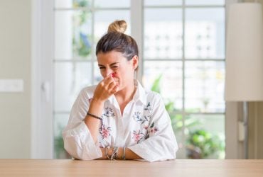 Всего 3 простых шага: как быстро убрать запах жареной рыбы в квартире