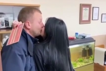 Керівника патрульної поліції Львівщини відсторонили за зухвалий подарунок коханці (відео)
