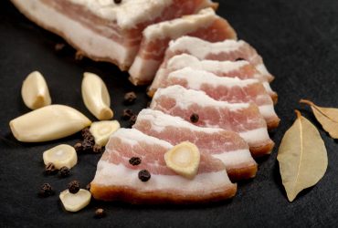 Старинный рецепт вкусного засоленного сала: в наше время так уже не готовят