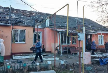 Приліт у будинок, пошкодження на залізниці: росіяни вдарили по місту Ворожба (фото)