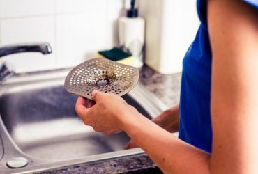 Этот вариант вы точно не использовали: советы, как убрать неприятный запах из раковины