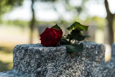 На Дніпропетровщині вчинили наругу над могилами захисників України (відео)