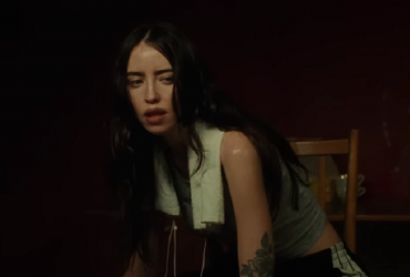 Очень сексуальная Дорофеева в клипе Вотсап снялась мокрой (видео)