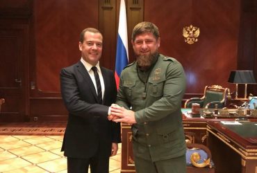 Медведев полюбил турецкий берег, Кадыров загорал в ОАЭ: элита РФ сбежала на курорты