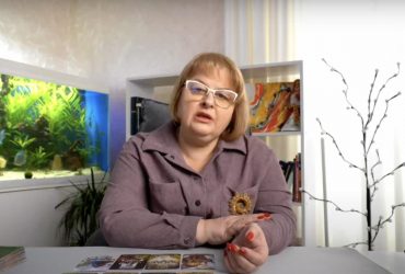 Таролог заінтригувала прогнозом на річницю війни з Росією (відео)
