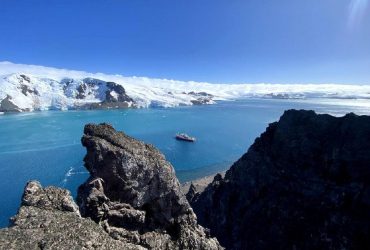 Український криголам Ноосфера прибув до полярників на станції Вернадського (фото)