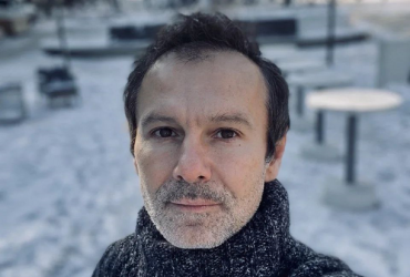 Вакарчук трогательно спел Червону руту под звуки взрывов в Бахмуте (видео)