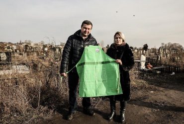 У Дніпрі поховали 17-річного хлопця-жертву удару РФ, у батьків залишився лише подарунок від нього (фото)