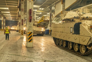 Американцы показали впечатляющее видео с отправкой БМП Bradley в Украину