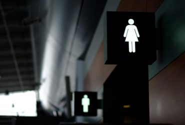 Росіянку затримали за антивоєнний напис у жіночому туалеті