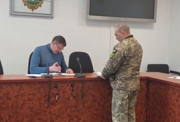 У Броварах вручили повістки всій міськраді (відео)