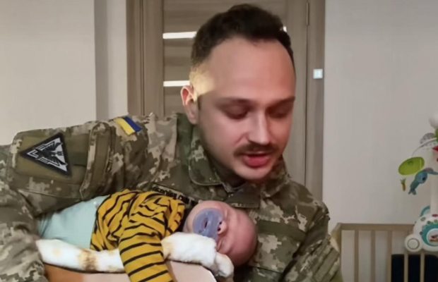 Мережу зворушило відео, як воїн ЗСУ співає колискову крихітному синові